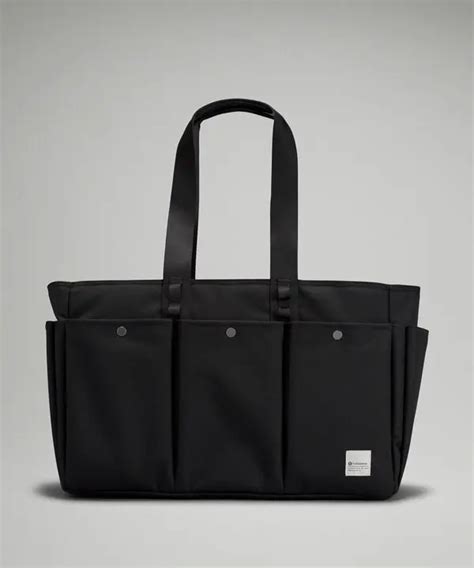 lululemon utilitarian tote bag 25l.